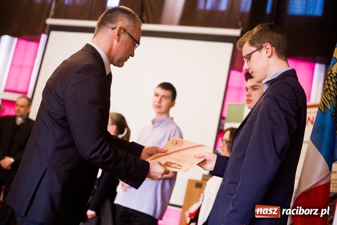 Zdjęcie w galerii na portalu naszraciborz.pl: Znamy laureatów Powiatowego Konkursu Wiedzy o Społeczeństwie wiadomości z regionu