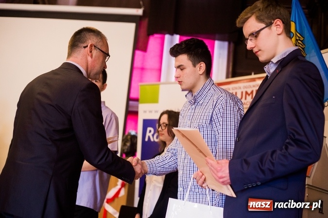 Zdjęcie w galerii na portalu naszraciborz.pl: Znamy laureatów Powiatowego Konkursu Wiedzy o Społeczeństwie wiadomości z regionu
