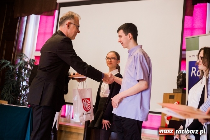 Zdjęcie w galerii na portalu naszraciborz.pl: Znamy laureatów Powiatowego Konkursu Wiedzy o Społeczeństwie wiadomości z regionu