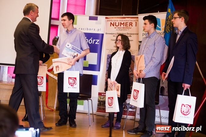 Zdjęcie w galerii na portalu naszraciborz.pl: Znamy laureatów Powiatowego Konkursu Wiedzy o Społeczeństwie wiadomości z regionu