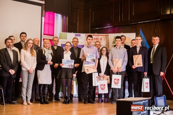 Zdjęcie w galerii na portalu naszraciborz.pl: Znamy laureatów Powiatowego Konkursu Wiedzy o Społeczeństwie wiadomości z regionu