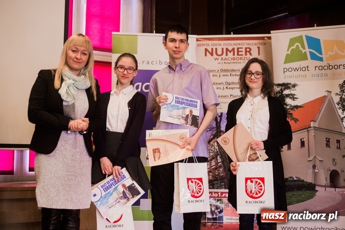 Zdjęcie w galerii na portalu naszraciborz.pl: Znamy laureatów Powiatowego Konkursu Wiedzy o Społeczeństwie wiadomości z regionu