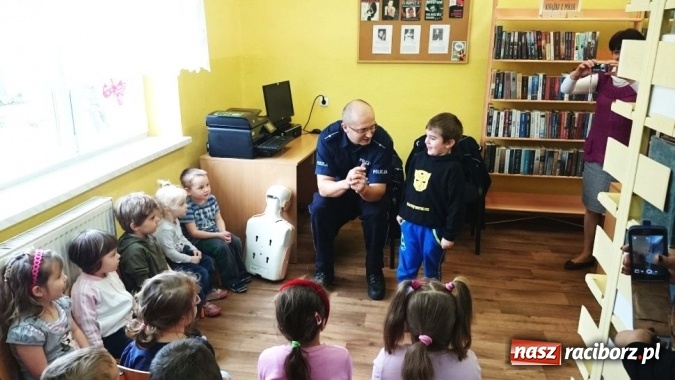Zdjęcie w galerii na portalu naszraciborz.pl: Policjanci rozmawiali o bezpieczeństwie z przedszkolakami w Turzu wiadomości z regionu
