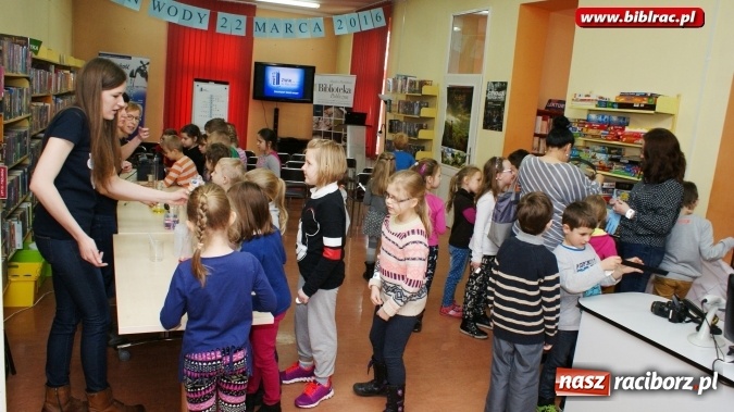 Zdjęcie w galerii na portalu naszraciborz.pl: Światowy Dzień Wody z Wodociągami w bibliotece wiadomości z regionu