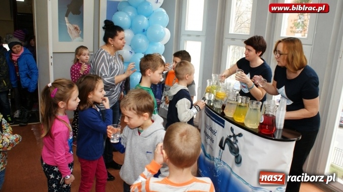 Zdjęcie w galerii na portalu naszraciborz.pl: Światowy Dzień Wody z Wodociągami w bibliotece wiadomości z regionu
