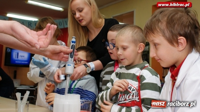 Zdjęcie w galerii na portalu naszraciborz.pl: Światowy Dzień Wody z Wodociągami w bibliotece wiadomości z regionu