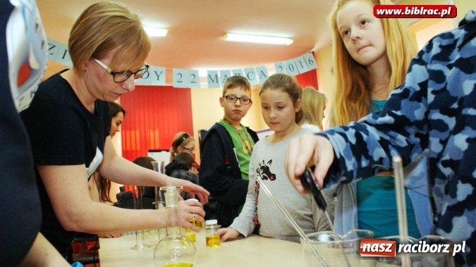 Zdjęcie w galerii na portalu naszraciborz.pl: Światowy Dzień Wody z Wodociągami w bibliotece wiadomości z regionu