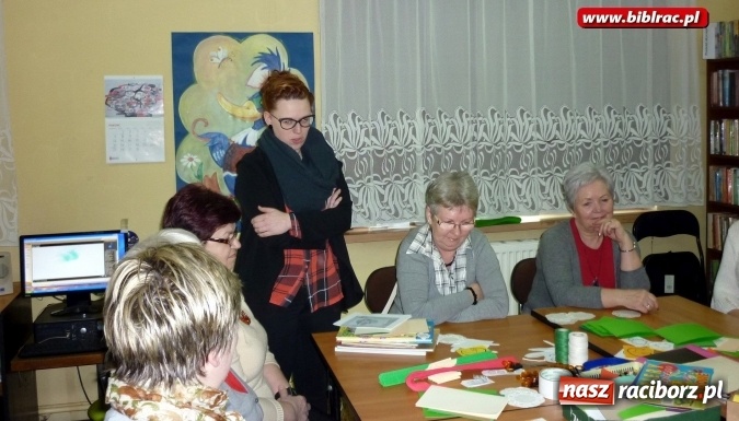 Zdjęcie w galerii na portalu naszraciborz.pl: Warsztatowe spotkanie Klubu Przyjaciół Biblioteki na Ostrogu  wiadomości z regionu