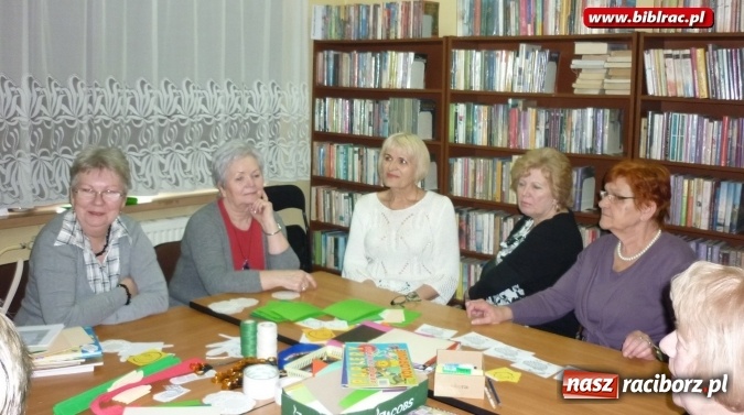 Zdjęcie w galerii na portalu naszraciborz.pl: Warsztatowe spotkanie Klubu Przyjaciół Biblioteki na Ostrogu  wiadomości z regionu