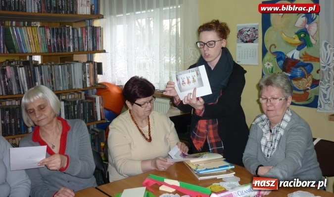 Zdjęcie w galerii na portalu naszraciborz.pl: Warsztatowe spotkanie Klubu Przyjaciół Biblioteki na Ostrogu  wiadomości z regionu
