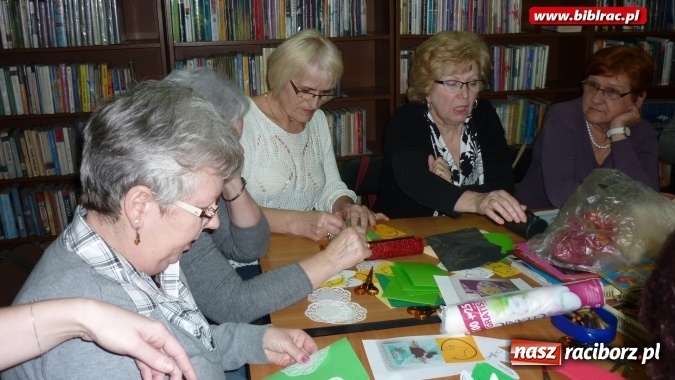 Zdjęcie w galerii na portalu naszraciborz.pl: Warsztatowe spotkanie Klubu Przyjaciół Biblioteki na Ostrogu  wiadomości z regionu