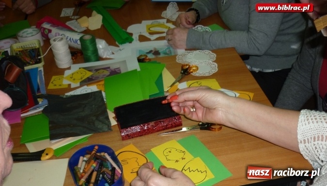 Zdjęcie w galerii na portalu naszraciborz.pl: Warsztatowe spotkanie Klubu Przyjaciół Biblioteki na Ostrogu  wiadomości z regionu