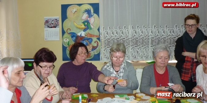Zdjęcie w galerii na portalu naszraciborz.pl: Warsztatowe spotkanie Klubu Przyjaciół Biblioteki na Ostrogu  wiadomości z regionu