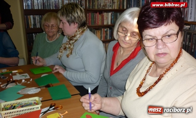 Zdjęcie w galerii na portalu naszraciborz.pl: Warsztatowe spotkanie Klubu Przyjaciół Biblioteki na Ostrogu  wiadomości z regionu
