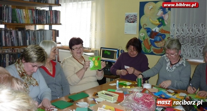 Zdjęcie w galerii na portalu naszraciborz.pl: Warsztatowe spotkanie Klubu Przyjaciół Biblioteki na Ostrogu  wiadomości z regionu
