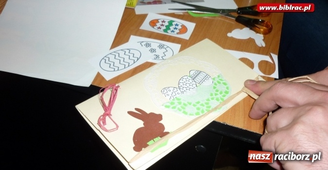 Zdjęcie w galerii na portalu naszraciborz.pl: Warsztatowe spotkanie Klubu Przyjaciół Biblioteki na Ostrogu  wiadomości z regionu