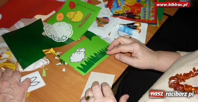 Zdjęcie w galerii na portalu naszraciborz.pl: Warsztatowe spotkanie Klubu Przyjaciół Biblioteki na Ostrogu  wiadomości z regionu