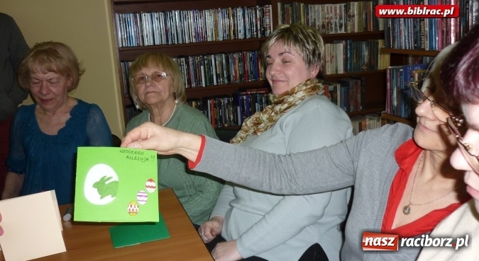 Zdjęcie w galerii na portalu naszraciborz.pl: Warsztatowe spotkanie Klubu Przyjaciół Biblioteki na Ostrogu  wiadomości z regionu