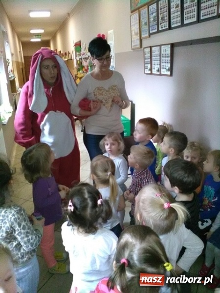 Zdjęcie w galerii na portalu naszraciborz.pl: Niespodzianka wielkanocnego zajączka dla wychowank&oacute;w Przedszkola nr 14 wiadomości z regionu
