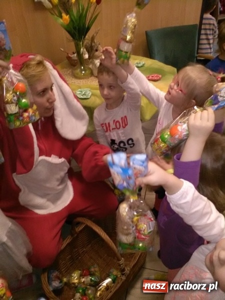 Zdjęcie w galerii na portalu naszraciborz.pl: Niespodzianka wielkanocnego zajączka dla wychowank&oacute;w Przedszkola nr 14 wiadomości z regionu