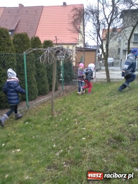Zdjęcie w galerii na portalu naszraciborz.pl: Niespodzianka wielkanocnego zajączka dla wychowank&oacute;w Przedszkola nr 14 wiadomości z regionu