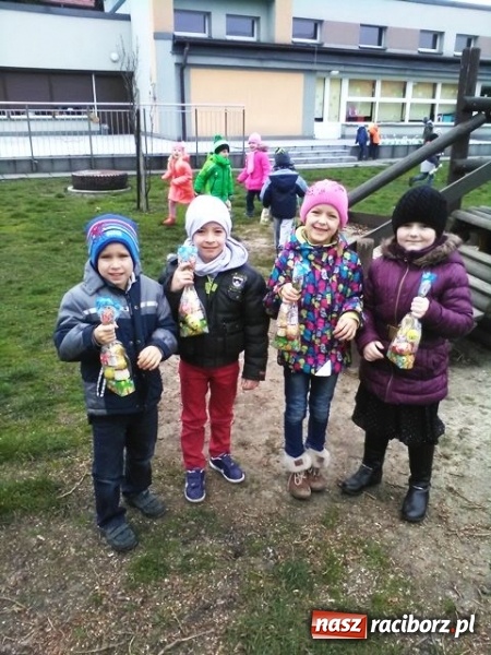 Zdjęcie w galerii na portalu naszraciborz.pl: Niespodzianka wielkanocnego zajączka dla wychowank&oacute;w Przedszkola nr 14 wiadomości z regionu