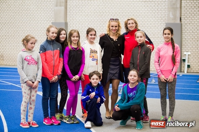 Zdjęcie w galerii na portalu naszraciborz.pl: Lekka atletyka. Wicemistrzyni świata Justyna Święty wreszcie w domu wiadomości z regionu