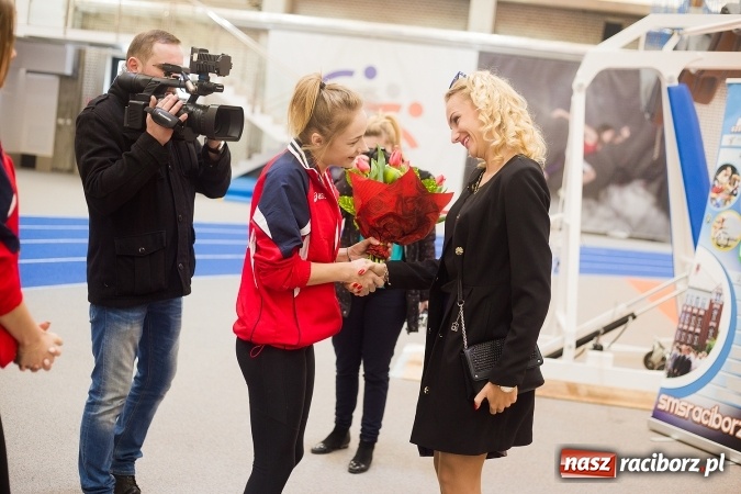 Zdjęcie w galerii na portalu naszraciborz.pl: Lekka atletyka. Wicemistrzyni świata Justyna Święty wreszcie w domu wiadomości z regionu