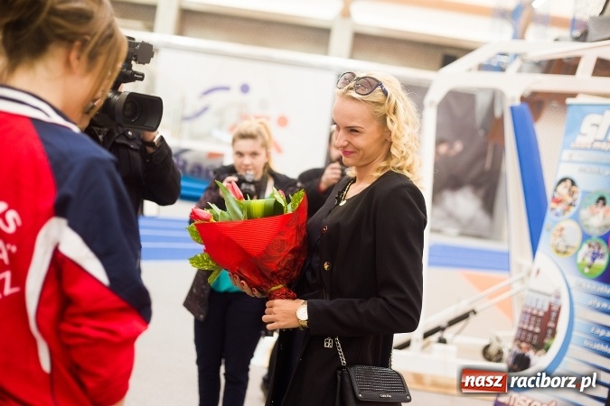 Zdjęcie w galerii na portalu naszraciborz.pl: Lekka atletyka. Wicemistrzyni świata Justyna Święty wreszcie w domu wiadomości z regionu