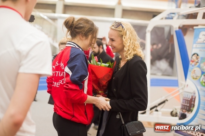 Zdjęcie w galerii na portalu naszraciborz.pl: Lekka atletyka. Wicemistrzyni świata Justyna Święty wreszcie w domu wiadomości z regionu