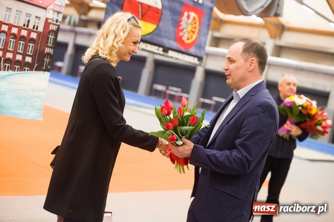 Zdjęcie w galerii na portalu naszraciborz.pl: Lekka atletyka. Wicemistrzyni świata Justyna Święty wreszcie w domu wiadomości z regionu