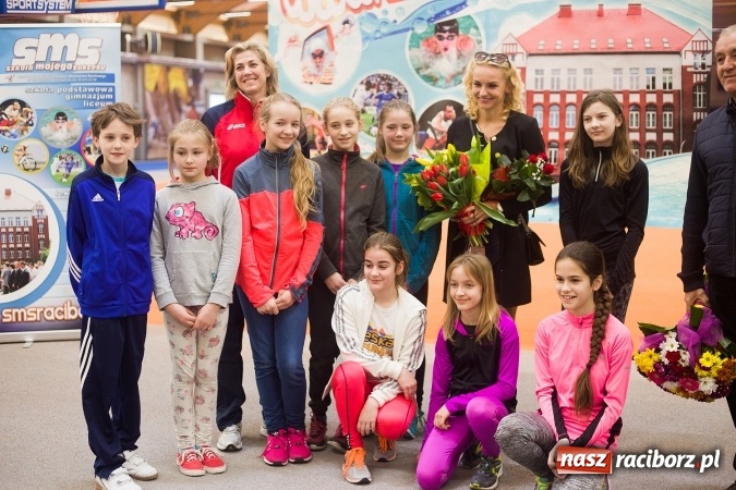 Zdjęcie w galerii na portalu naszraciborz.pl: Lekka atletyka. Wicemistrzyni świata Justyna Święty wreszcie w domu wiadomości z regionu