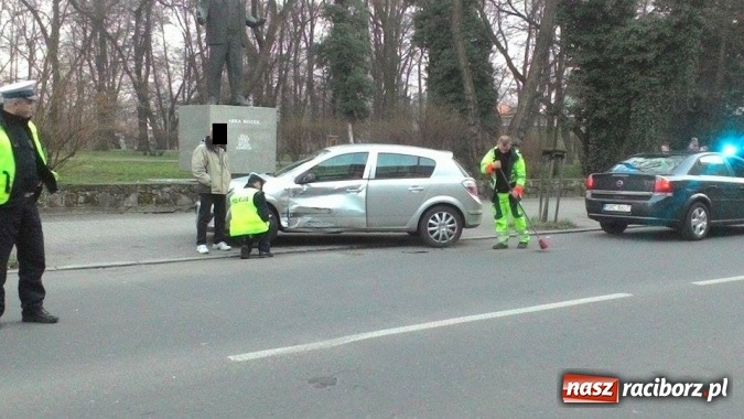 Zdjęcie w galerii na portalu naszraciborz.pl: Na lekkim gazie doprowadził do kolizji na Opawskiej wiadomości z regionu