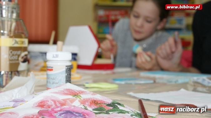 Zdjęcie w galerii na portalu naszraciborz.pl: Warsztaty z wyobraźnią: Decoupage. Krok po kroku wiadomości z regionu