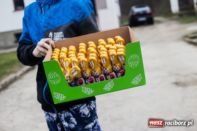 Zdjęcie w galerii na portalu naszraciborz.pl: Pradawnym zwyczajem w Raciborzu-Sudole znów było dziś słychać klekotki wiadomości z regionu