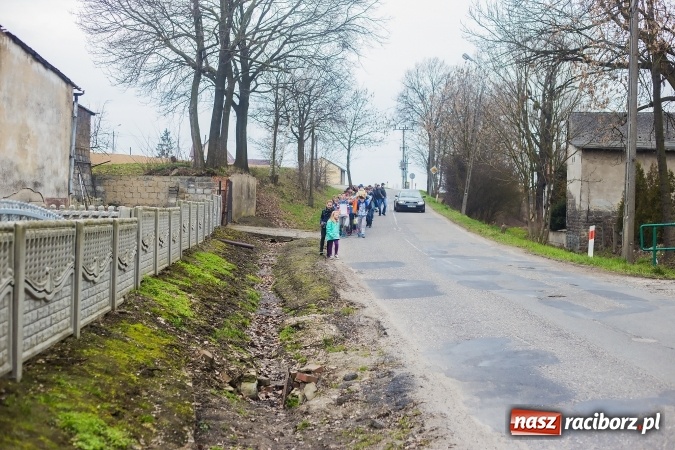 Zdjęcie w galerii na portalu naszraciborz.pl: Pradawnym zwyczajem w Raciborzu-Sudole znów było dziś słychać klekotki wiadomości z regionu