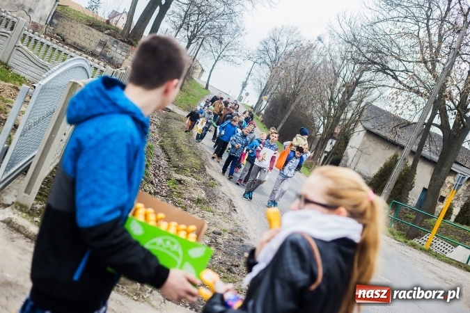 Zdjęcie w galerii na portalu naszraciborz.pl: Pradawnym zwyczajem w Raciborzu-Sudole znów było dziś słychać klekotki wiadomości z regionu