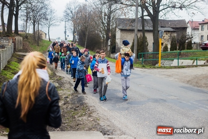 Zdjęcie w galerii na portalu naszraciborz.pl: Pradawnym zwyczajem w Raciborzu-Sudole znów było dziś słychać klekotki wiadomości z regionu