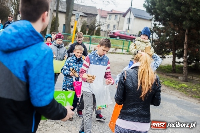 Zdjęcie w galerii na portalu naszraciborz.pl: Pradawnym zwyczajem w Raciborzu-Sudole znów było dziś słychać klekotki wiadomości z regionu