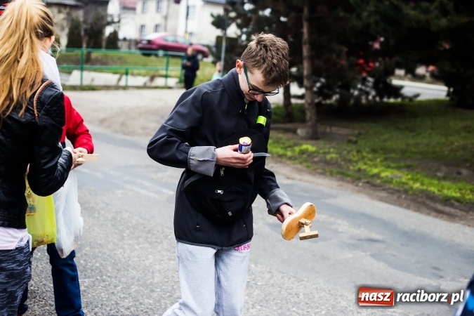 Zdjęcie w galerii na portalu naszraciborz.pl: Pradawnym zwyczajem w Raciborzu-Sudole znów było dziś słychać klekotki wiadomości z regionu