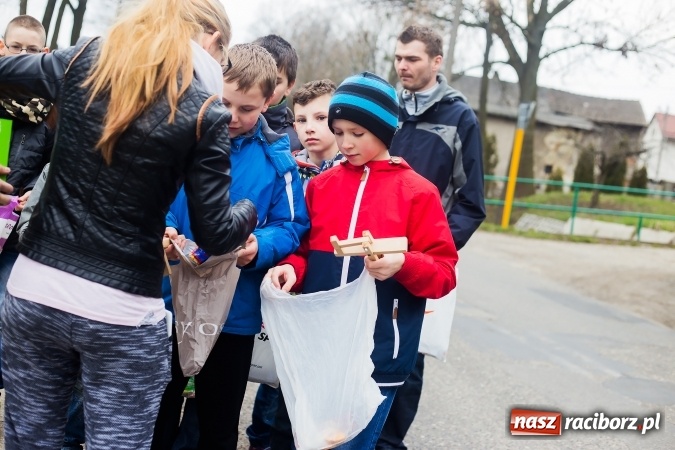 Zdjęcie w galerii na portalu naszraciborz.pl: Pradawnym zwyczajem w Raciborzu-Sudole znów było dziś słychać klekotki wiadomości z regionu