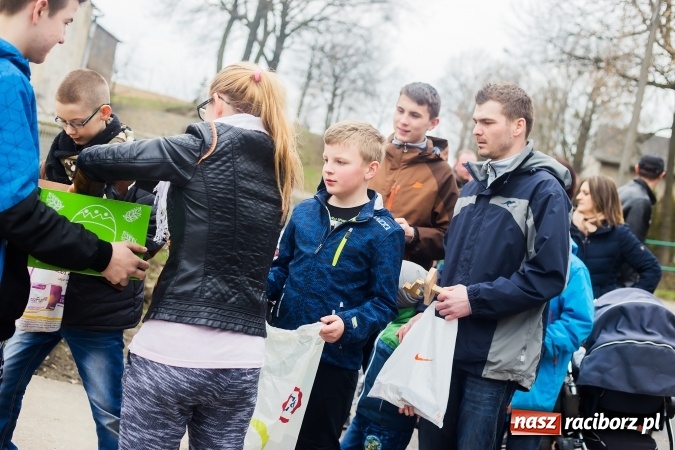 Zdjęcie w galerii na portalu naszraciborz.pl: Pradawnym zwyczajem w Raciborzu-Sudole znów było dziś słychać klekotki wiadomości z regionu