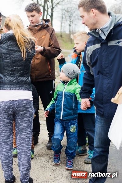 Zdjęcie w galerii na portalu naszraciborz.pl: Pradawnym zwyczajem w Raciborzu-Sudole znów było dziś słychać klekotki wiadomości z regionu