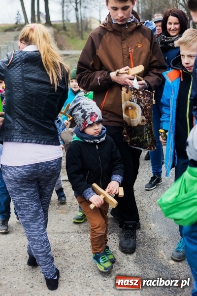 Zdjęcie w galerii na portalu naszraciborz.pl: Pradawnym zwyczajem w Raciborzu-Sudole znów było dziś słychać klekotki wiadomości z regionu