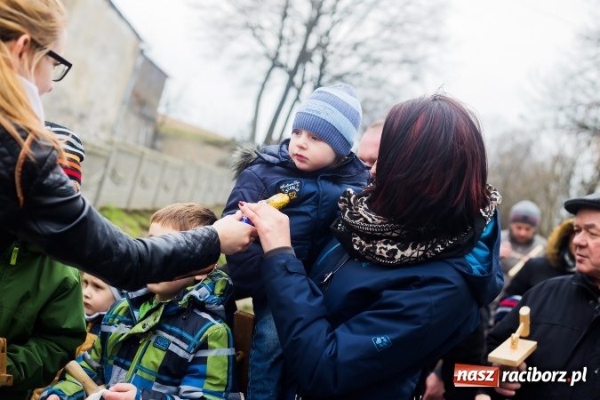 Zdjęcie w galerii na portalu naszraciborz.pl: Pradawnym zwyczajem w Raciborzu-Sudole znów było dziś słychać klekotki wiadomości z regionu