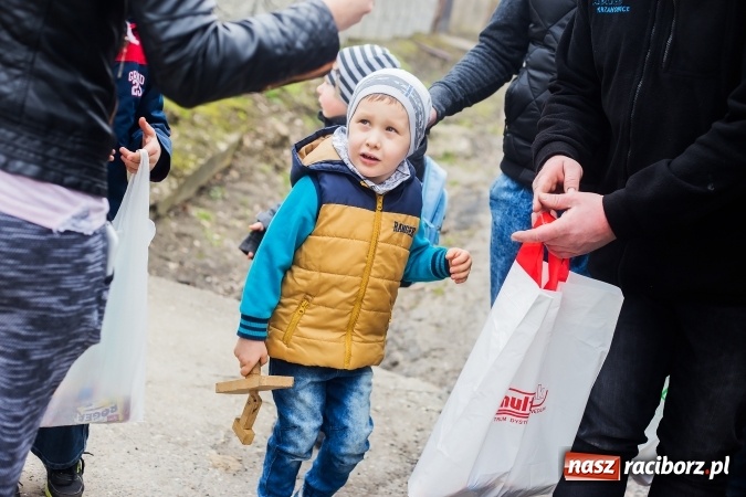 Zdjęcie w galerii na portalu naszraciborz.pl: Pradawnym zwyczajem w Raciborzu-Sudole znów było dziś słychać klekotki wiadomości z regionu