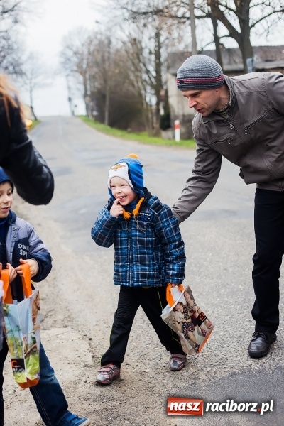 Zdjęcie w galerii na portalu naszraciborz.pl: Pradawnym zwyczajem w Raciborzu-Sudole znów było dziś słychać klekotki wiadomości z regionu