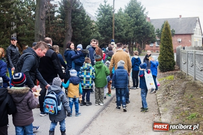 Zdjęcie w galerii na portalu naszraciborz.pl: Pradawnym zwyczajem w Raciborzu-Sudole znów było dziś słychać klekotki wiadomości z regionu