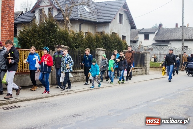 Zdjęcie w galerii na portalu naszraciborz.pl: Pradawnym zwyczajem w Raciborzu-Sudole znów było dziś słychać klekotki wiadomości z regionu