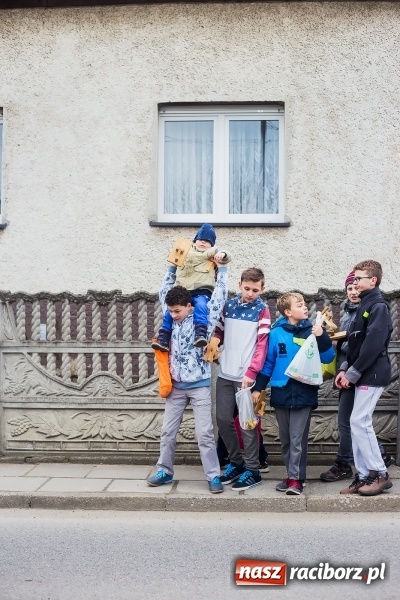 Zdjęcie w galerii na portalu naszraciborz.pl: Pradawnym zwyczajem w Raciborzu-Sudole znów było dziś słychać klekotki wiadomości z regionu